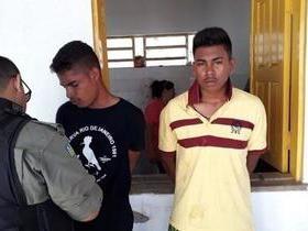 Dupla é presa com arma e moto após assaltos em José de Freitas