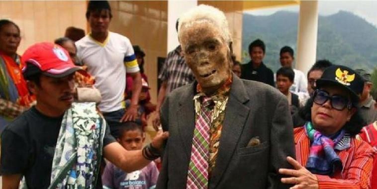 Mortos são ‘acordados’ a cada 3 anos para tirar fotos com parentes