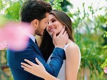 Camila Queiroz e Klebber Toledo enviam convites do casamento