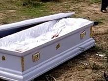 Cadáver é roubado em funeral por causa de dívida; vídeo