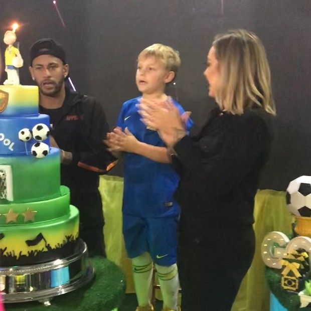 Neymar e Carol Dantas cantam parabéns com Davi Lucca (Crédito: Reprodução/Instagram)