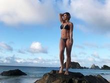 Sheila Mello exibe corpo escultural em Fernando de Noronha
