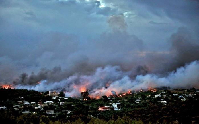 Incêndio florestal atinge imediações da cidade de Rafina, (Crédito: Reuters/Costas Baltas))