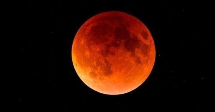 Lua de Sangue poderá ser vista em todo o país na sexta-feira  (Crédito: Mike Blake/Reuters)