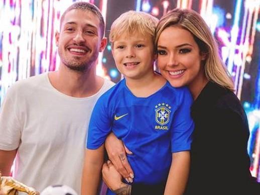 Ex de Neymar agradece presença de Marquezine em festa do filho