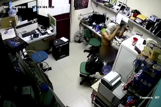 Câmeras flagram homem nu durante furto a lan house em Manaus (Crédito: Reprodução)