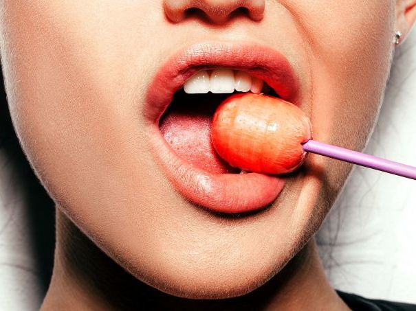 Saiba como fazer a técnica do ping pong durante sexo oral no homem