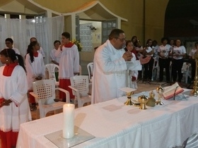 Fiéis participam da quarta noite de novena