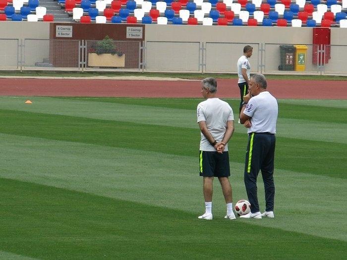   Tite conversa com o preparador Fábio Mahseredjian (Crédito: Reprodução/Twitter Edgard Maciel de Sá)