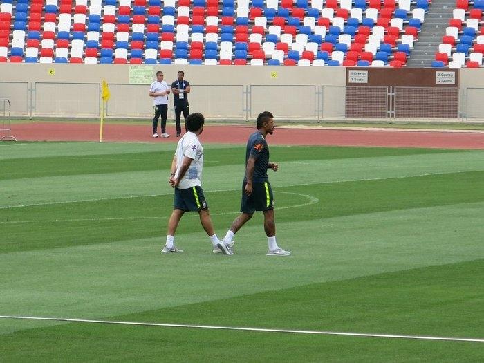   Paulinho entra no gramado ao lado do fisioterapeuta Caio Mello  (Crédito: Reprodução/Twitter Edgard Maciel de Sá)