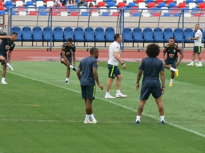   Marcelo no gramado. Tendência é que o camisa 12 volte ao time titular contra a Bélgica, apesar das boas atuações de Filipe Luís contra Sérvia e México. Qual seria a sua escolha?  (Crédito: Reprodução/Twitter Edgard Maciel de Sá)