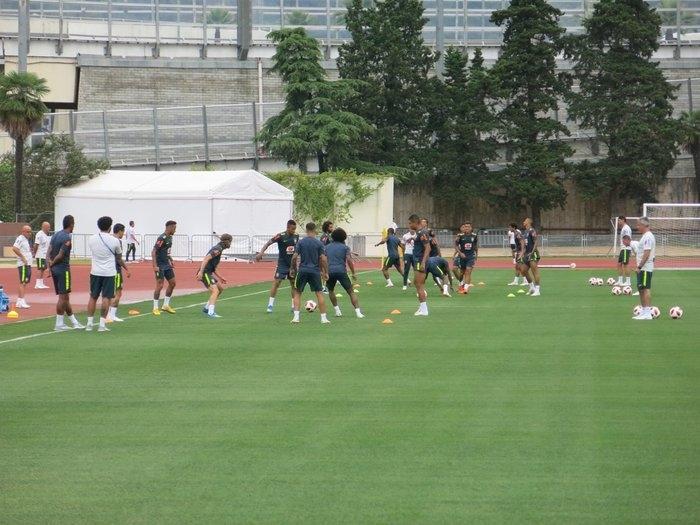   Paulinho, à esquerda, observa o início do treino. Atividade fechada a partir de agora. O entrevistado do dia será o meia-atacante Willian  (Crédito: Reprodução/Twitter Edgard Maciel de Sá)