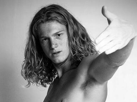 Filho de Letícia Spiller movimenta a web com clique sensual; foto