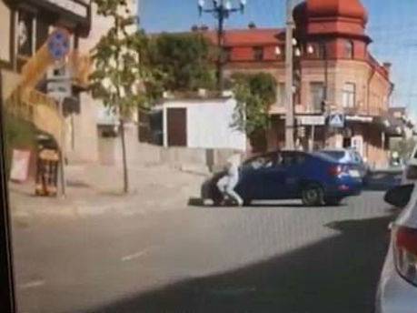 Homem atropela a própria esposa após ela pedir divórcio