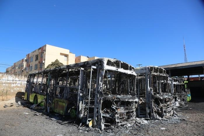 Ônibus incendiados na garagem da empresa Taguatur (Crédito: Efrém Ribeiro)