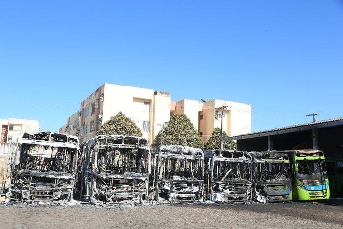 Ônibus incendiados na garagem da empresa Taguatur (Crédito: Efrém Ribeiro)