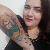 Manicure faz tatuagem do