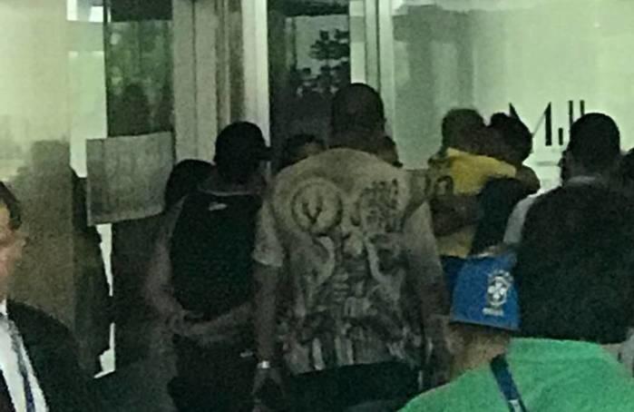 Neymar ganha um abraço do filho (Crédito: Alexandre Lozetti)