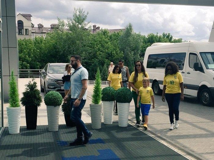 Família de Neymar (mãe, irmã e filho) chegam ao hotel (Crédito: Edgar Maciel)