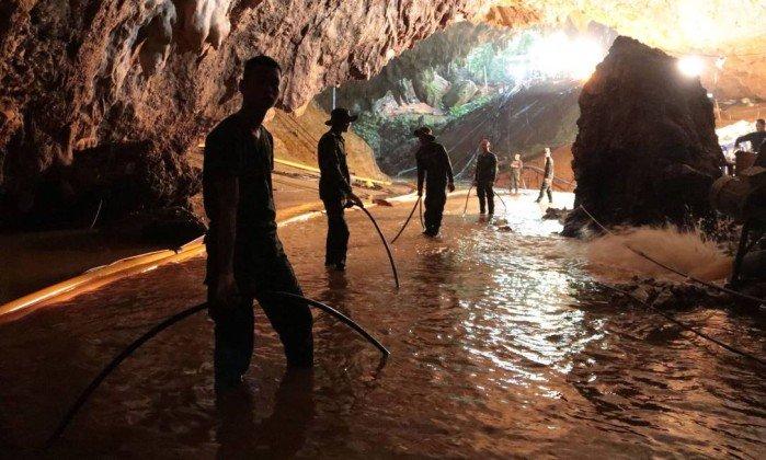 Equipes trabalham no resgate de meninos em caverna na Tailândia Leia mais: https://oglobo.globo.com/mundo/meninos-na-caverna/autoridades-tem-ate-quatro-dias-para-resgate-em-caverna-na-tailandia-22861999#ixzz5KbCoAiVn stest (Crédito: HANDOUT / AFP)