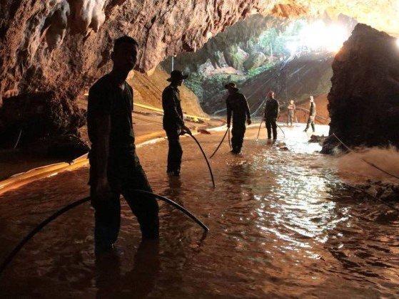 Autoridades tem até 4 dias para resgate de meninos de caverna