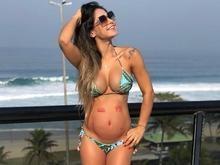 Mayra Cardi exibe barriga de 7 meses em clique apenas de biquíni