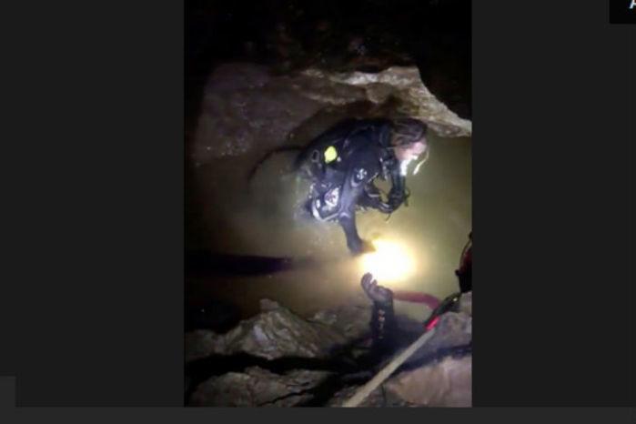 Equipes de resgate são vistas antes da operação no complexo de cavernas de Tham Luang (Crédito: Reprodução Facebook via Reuters)