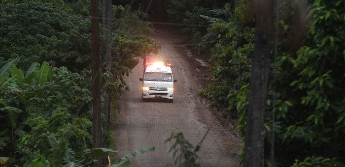 Ambulância deixa a área onde está localizado o complexo de cavernas de Tham Luang, no norte da Tailândia, onde acontecem os trabalhos de resgate de 12 adolescentes e um adulto.  (Crédito: Lillian Suwanrumpha/AFP)