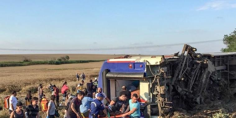 Descarrilamento de trem deixa mortos e feridos na Turquia