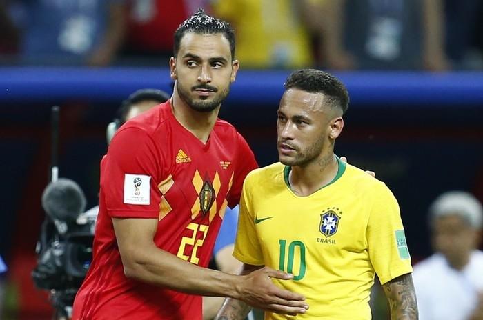  Chadli consola Neymar após a vitória belga sobre o Brasil  (Crédito: AFP)