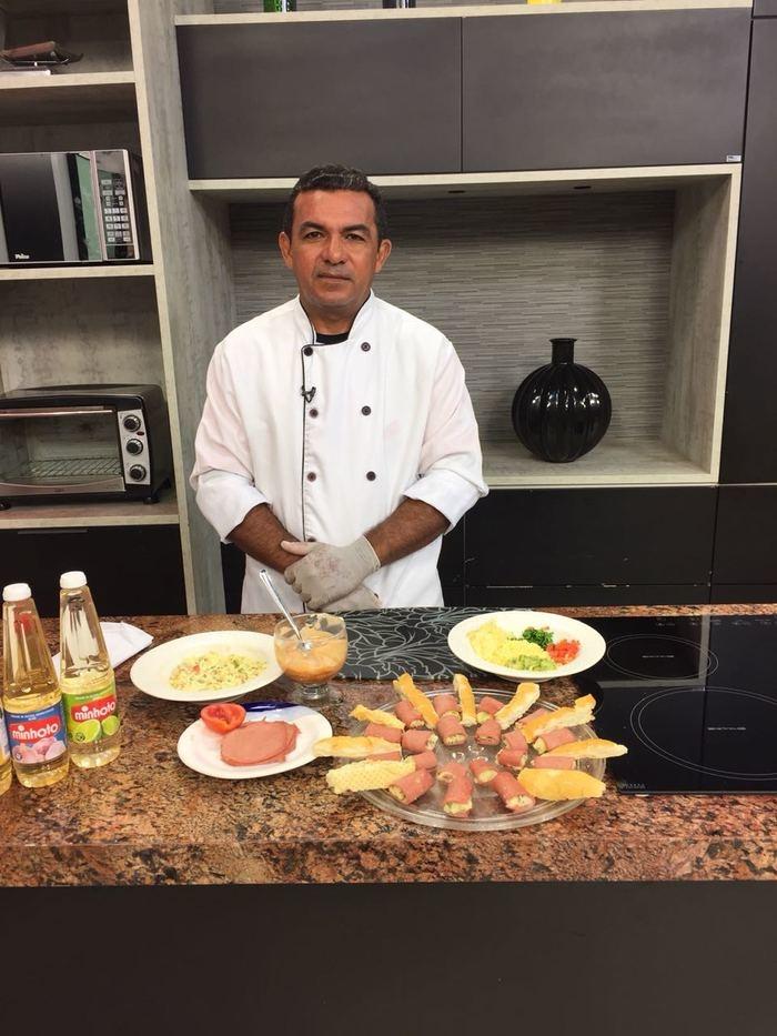 Chef Adão ensina a fazer rolinho de mortadela (Crédito: Waldelúcio Barbosa)