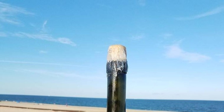 Carta em garrafa é achada por salvas-vidas no litoral dos EUA