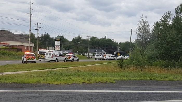 Carros do serviço de emergência vão ao local de tiroteio em Fredericton, no Canadá, nesta sexta-feira (10) (Crédito: Kev Bourque/via Reuters)