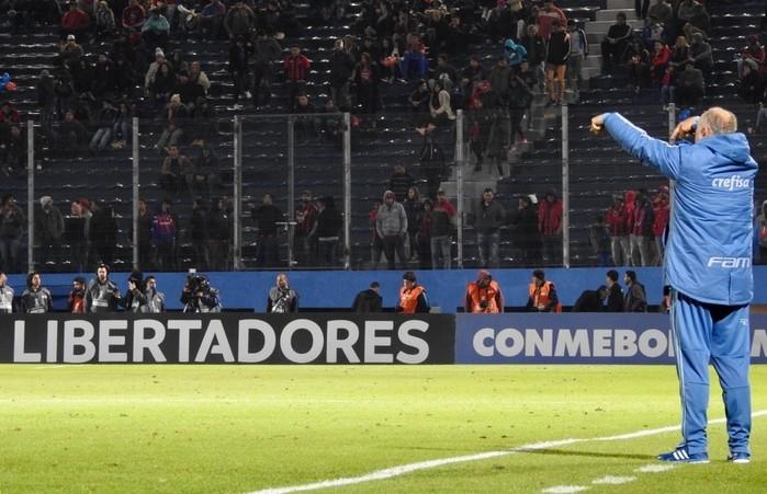 Felipão em ação na vitória por 2 a 0 sobre o Cerro Porteño (Crédito: Tossiro Neto)
