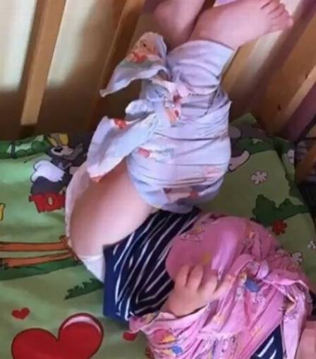 Menino com mão e pernas amarradas em creche russa (Crédito: Reprodução)