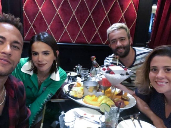 Neymar brinca na web com demora de Marquezine ao fazer compras