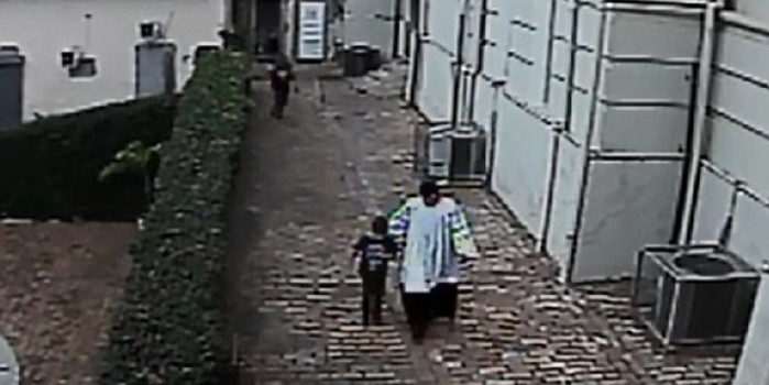 Coroinha salva menino atacado por homem em banheiro de igreja