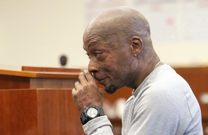 Dewayne Johnson reage após veredito de tribunal na Califórnia, que condenou Monsanto a pagar R$ 1,1 bilhão (Crédito: Josh Edelson/Pool Photo via AP)