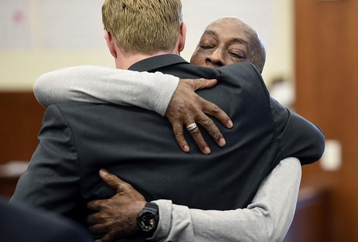 Dewayne Johnson, diagnosticado com câncer, abraça um de seus advogados após veredito de tribunal em San Francisco (Crédito: Josh Edelson/Pool Photo via AP)