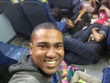 Em meio a tiroteio, jovens posam para selfie no Rio de Janeiro