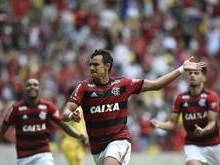 Flamengo bate o Cruzeiro e segue na cola do líder São Paulo