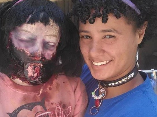 Jovem se apaixona por boneca zumbi e planeja se casar com brinquedo