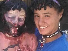Jovem se apaixona por boneca zumbi e planeja se casar com brinquedo