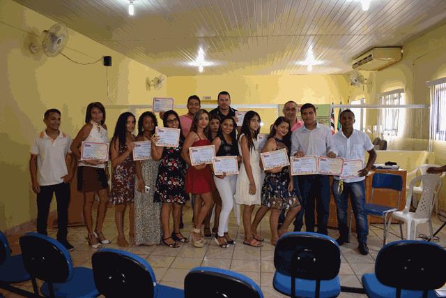 Alunos recebem certificados dos cursos do PROMAQ