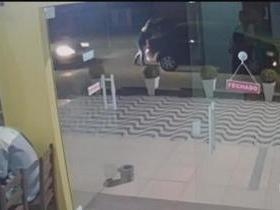 Mulher é prensada contra porta-malas do seu carro por outro veículo