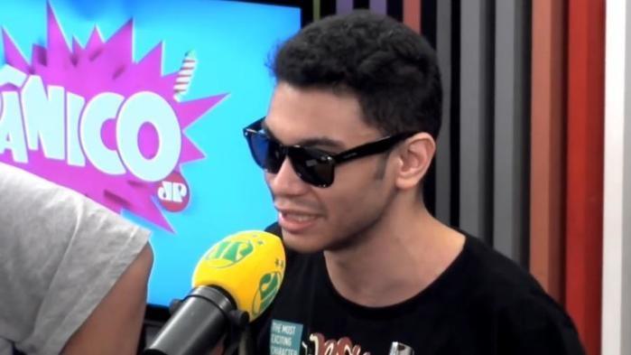 Humorista Igor Guimarães diz no “Pânico” que revelou homossexualidade à família no Dia dos Pais (Crédito: Reprodução/YouTube/Pânico Jovem Pan)