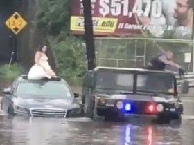 Polícia resgata noiva ilhada em carro durante enchente