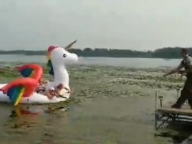 Polícia resgata cinco mulheres presas em bote de unicórnio em lago