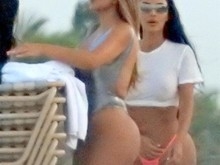 Kim Kardashian usa fio-dental em dia de bronze e impressiona fãs