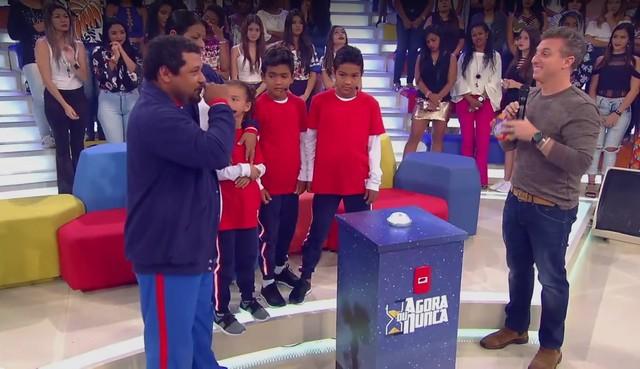 Alessandro e família participaram do Caldeirão do Huck em 2017